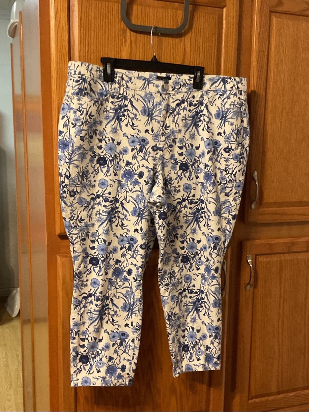 Talbots White Cropped Pants with Blue Floral Print women’s size 20
